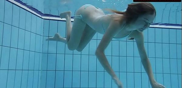 Bouncing booty in a  underwater show
